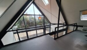 Maatwerk zwart stalen balustrade en pui